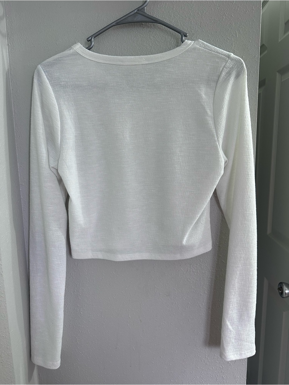 Cropped Long-Sleeve - Picture 2 of 3